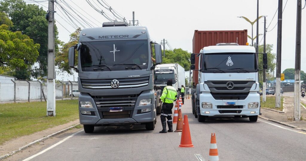 Fiscalização aborda 489 veículos de grande porte e remove nove na zona Sul de Manaus