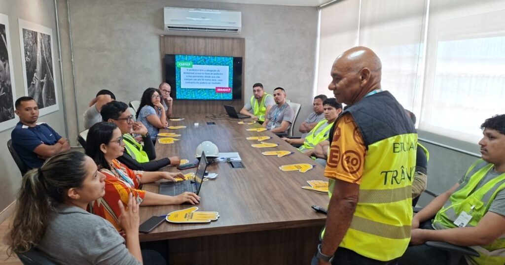 Trabalhadores do Distrito Industrial recebem orientações sobre segurança no trânsito