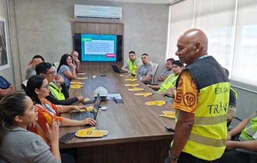 Trabalhadores do Distrito Industrial recebem orientações sobre segurança no trânsito