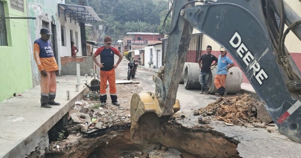 Obstrução por lixo atinge drenagem e mobiliza reparo na Cidade Nova, em Manaus