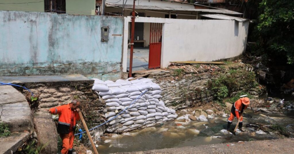 Limpeza de igarapé acompanha contenção de erosão em acesso no São José Operário
