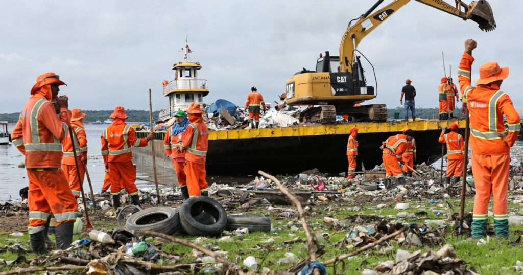 Estiagem expõe resíduos e reforça limpeza na orla de Manaus
