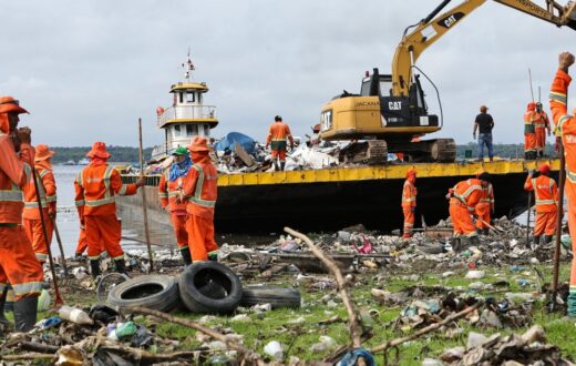 Estiagem expõe resíduos e reforça limpeza na orla de Manaus