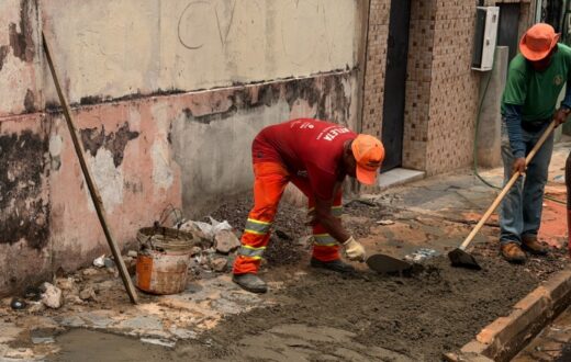 Rompimento de drenagem leva à reconstrução de 30 metros de calçada no centro de Manaus