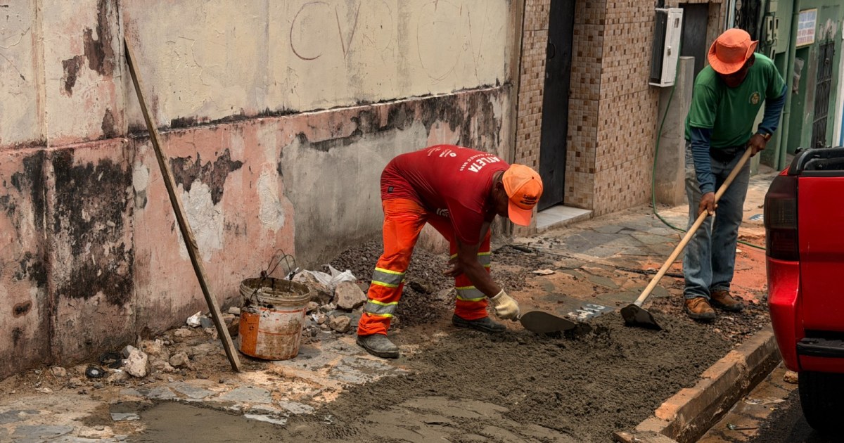 Rompimento de drenagem leva à reconstrução de 30 metros de calçada no centro de Manaus