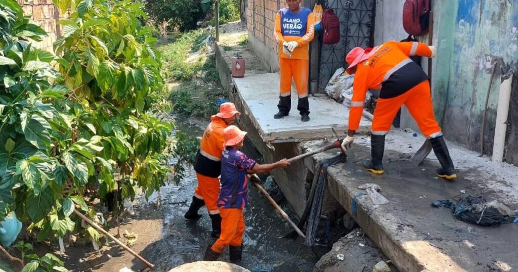 Rede de drenagem da rua Dário Melo passa por desobstrução no Tancredo Neves