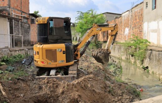 Pneus, colchões e eletrônicos são retirados de igarapé na Cidade de Deus