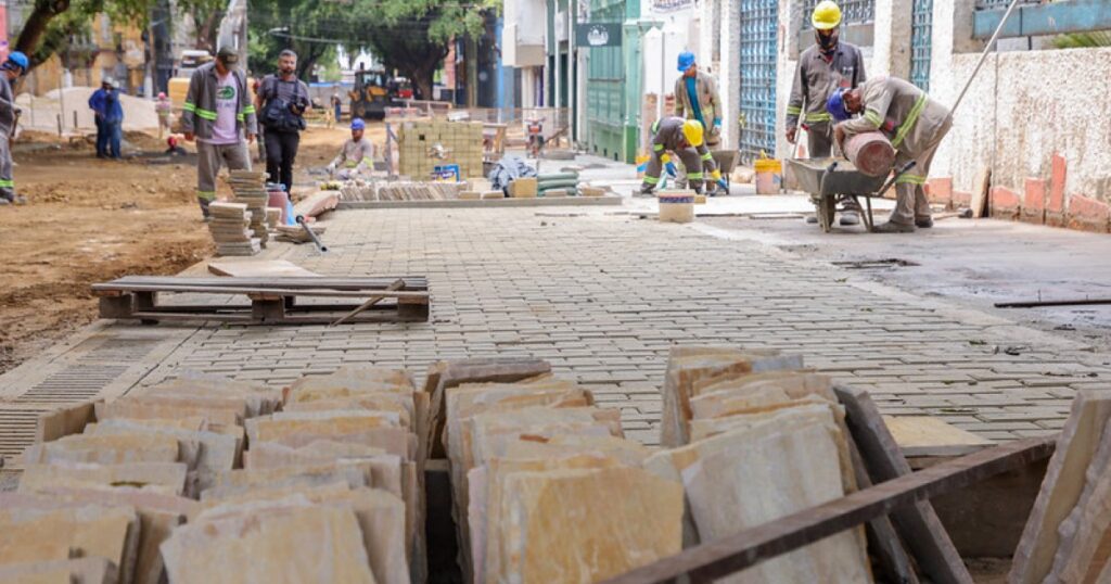 Rua Ferreira Pena terá redes subterrâneas e preservação de 17 oitizeiros em Manaus