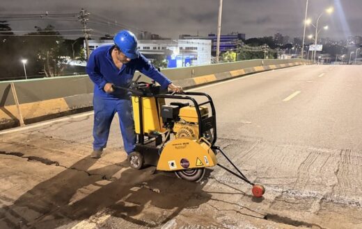 Serviços noturnos são realizados no viaduto Ayrton Senna, em Manaus