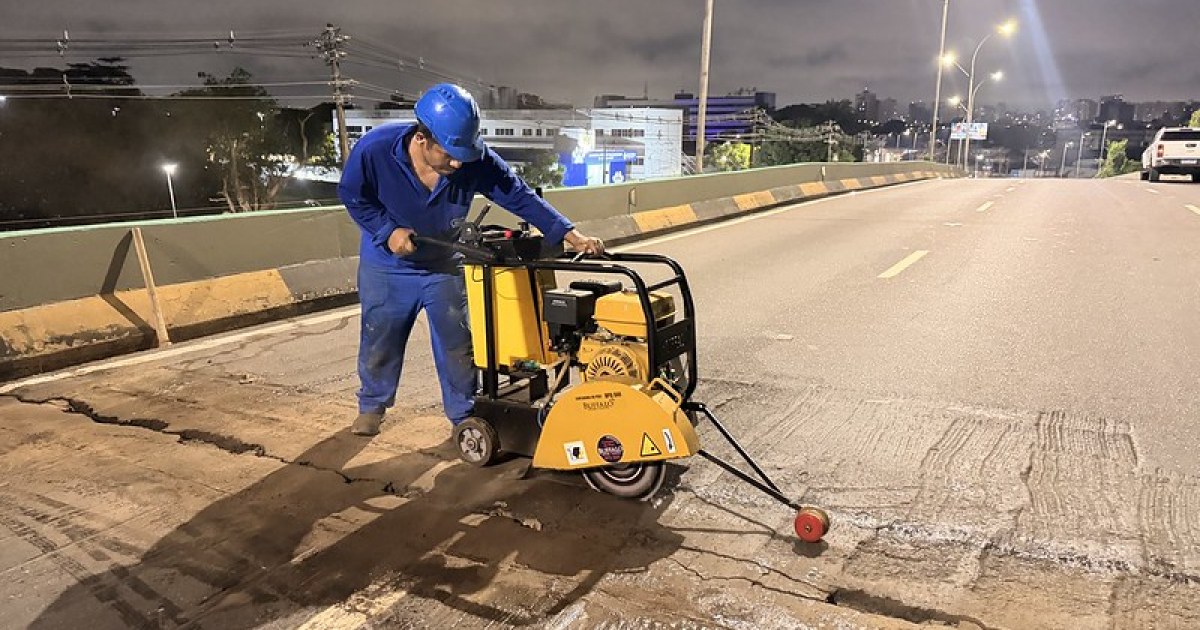 Serviços noturnos são realizados no viaduto Ayrton Senna, em Manaus