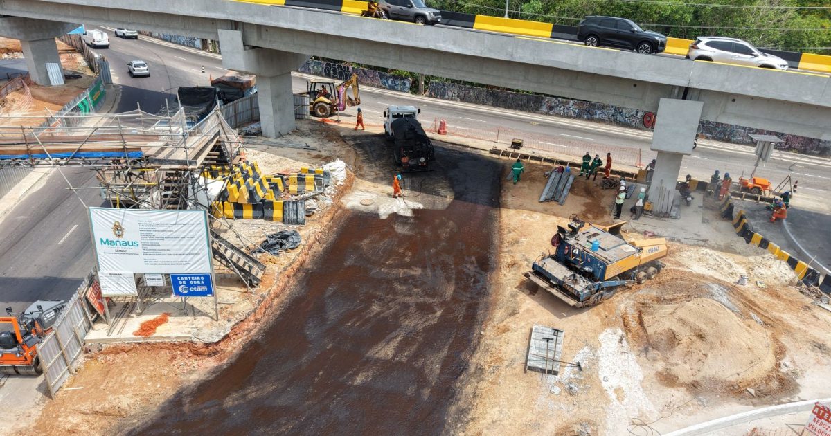 Rotatória do complexo viário Passarão recebe 100 toneladas de asfalto em Manaus