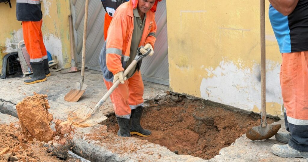 Manutenção de tubulação subterrânea é iniciada na rua São Luiz, no Coroado