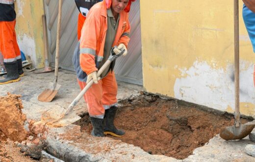 Manutenção de tubulação subterrânea é iniciada na rua São Luiz, no Coroado