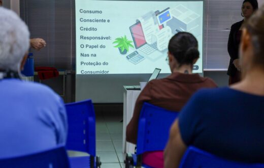 Aposentados e pensionistas recebem orientações sobre fraudes e crédito em Manaus