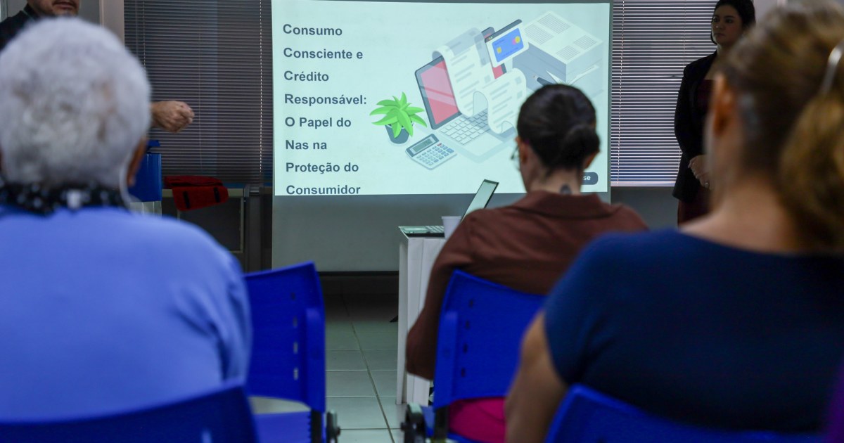 Aposentados e pensionistas recebem orientações sobre fraudes e crédito em Manaus