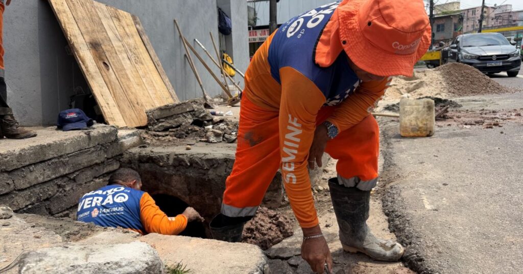Limpeza de estrutura de drenagem é realizada em rua do São Francisco