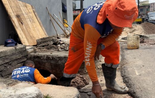 Limpeza de estrutura de drenagem é realizada em rua do São Francisco