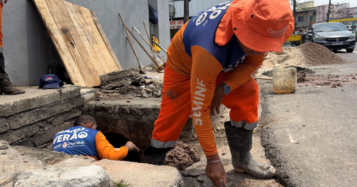 Limpeza de estrutura de drenagem é realizada em rua do São Francisco