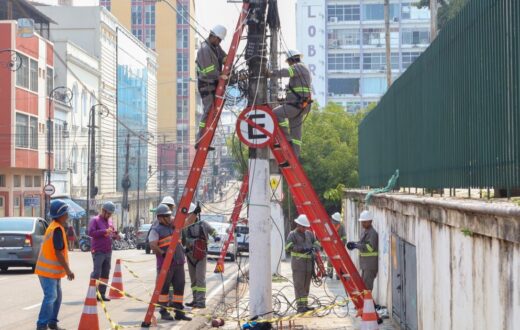 Equipes retiram cabos sem uso e armazenam material por 40 dias no Centro de Manaus