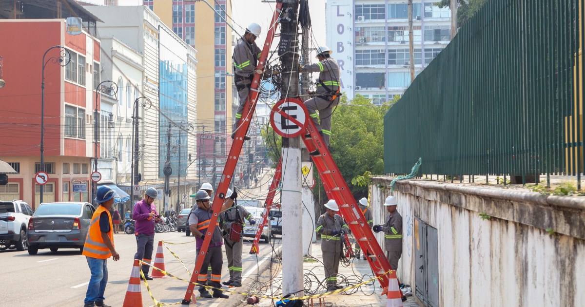 Equipes retiram cabos sem uso e armazenam material por 40 dias no Centro de Manaus