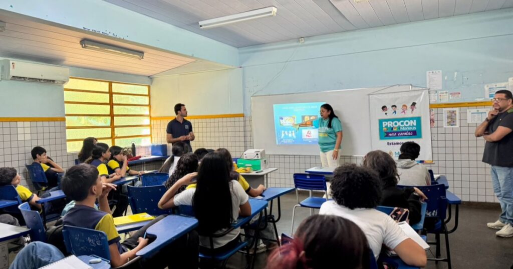 Alunos de escola municipal em Manaus recebem orientações sobre direitos do consumidor