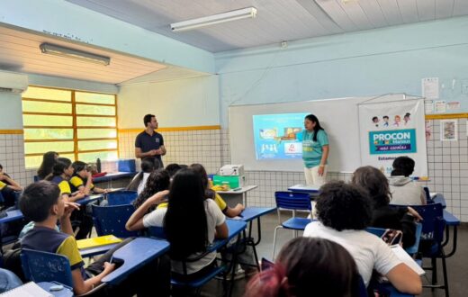 Alunos de escola municipal em Manaus recebem orientações sobre direitos do consumidor