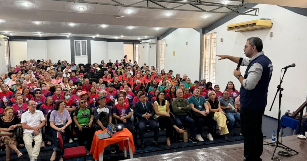 Palestra em Manaus orienta pessoas idosas sobre direitos previstos em lei