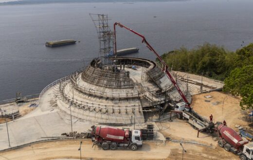 Estruturas inclinadas da Oca Niemeyer chegam à terceira etapa de concretagem em Manaus