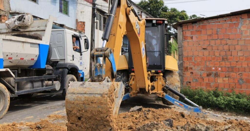 Descarte irregular danifica drenagem e leva equipes a recuperar tubulação na Cidade de Deus