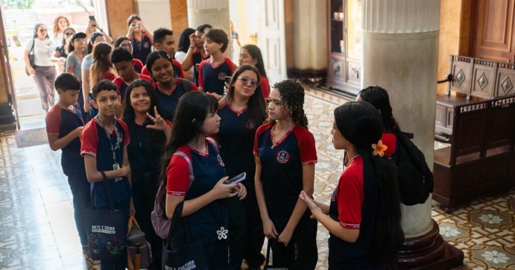 Alunos de quatro escolas conhecem patrimônios culturais do Amazonas em visita guiada