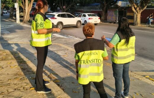 IMMU contabiliza veículos no entorno da praça do Congresso, em Manaus