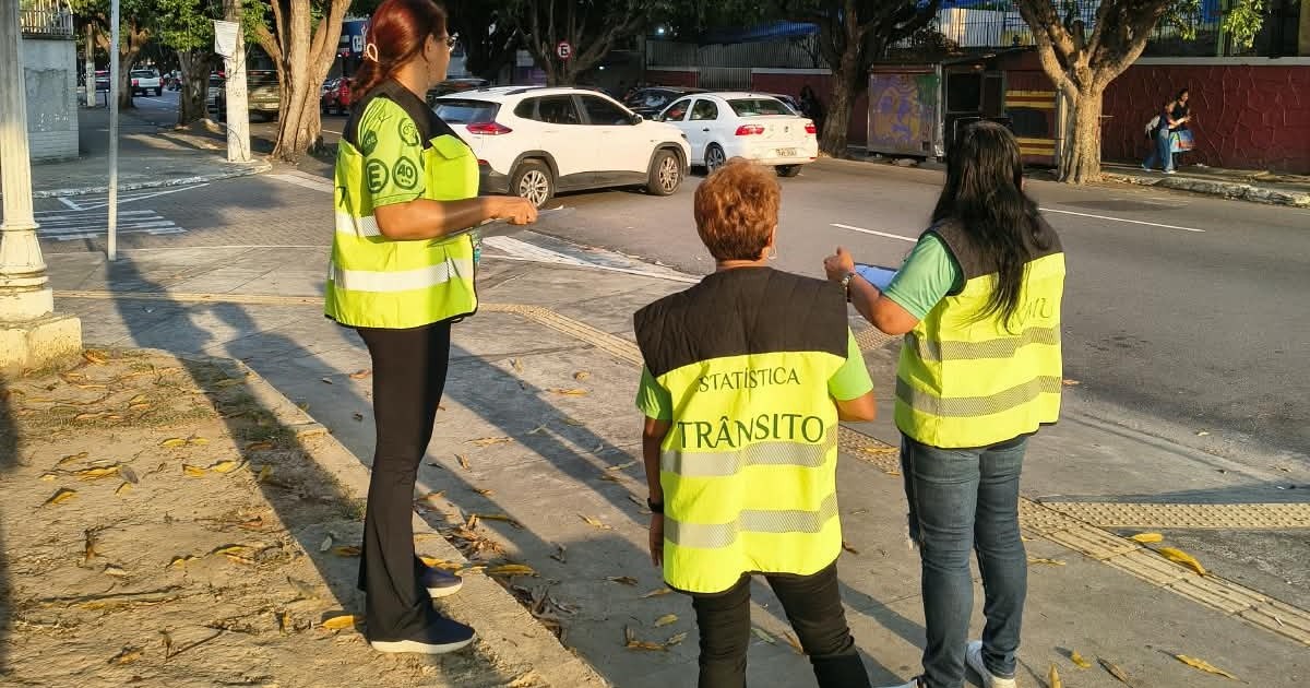 IMMU contabiliza veículos no entorno da praça do Congresso, em Manaus