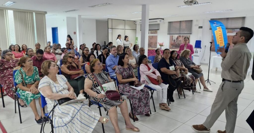 Recém-aposentados de Manaus recebem orientações sobre direitos e serviços previdenciários