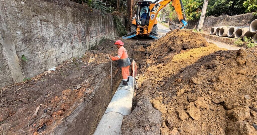 Rua Abirité recebe início de obra com 100 metros de rede de drenagem em Manaus