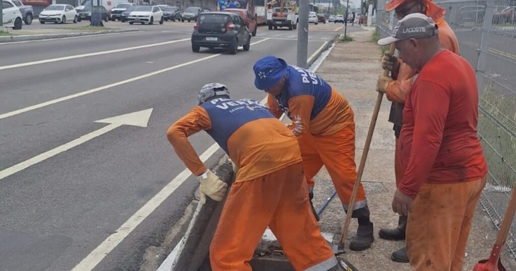 Limpeza de nove caixas coletoras é realizada na avenida Constantino Nery, em Manaus