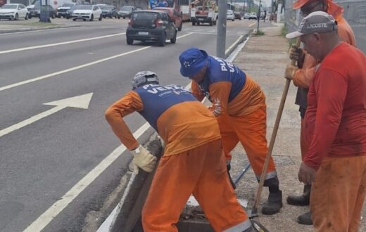 Limpeza de nove caixas coletoras é realizada na avenida Constantino Nery, em Manaus