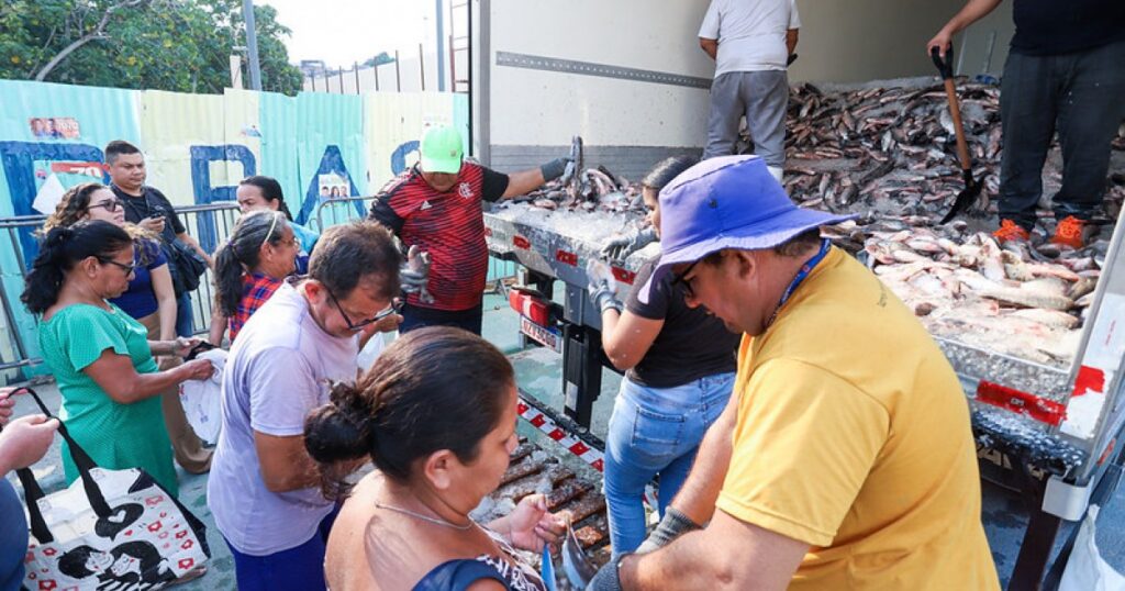 Programa distribui pescado a famílias de três bairros da zona Leste de Manaus