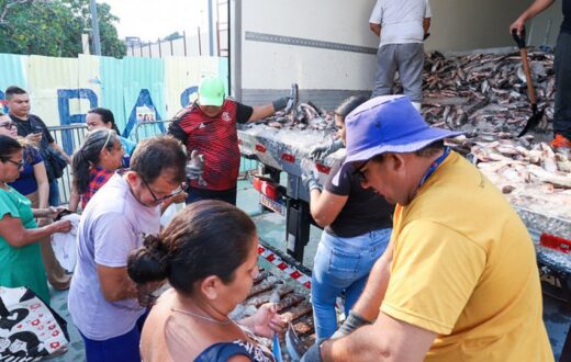 Programa distribui pescado a famílias de três bairros da zona Leste de Manaus