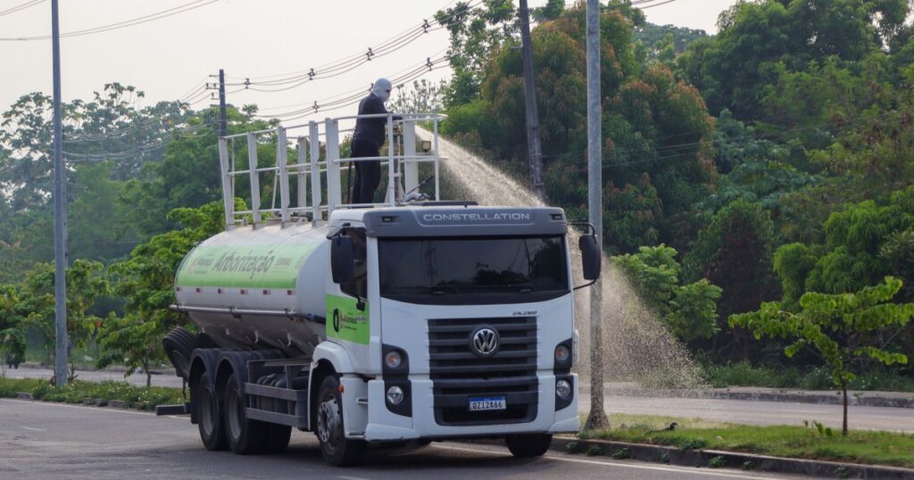 Irrigação de áreas verdes alcança 10 pontos de Manaus com 60 mil litros de água