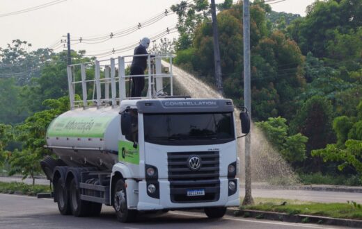 Irrigação de áreas verdes alcança 10 pontos de Manaus com 60 mil litros de água