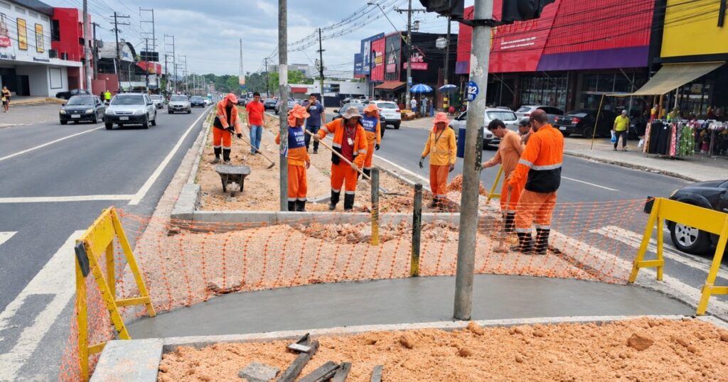 Novo retorno semafórico entra em etapa de calçada na avenida Torquato Tapajós