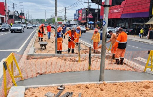 Novo retorno semafórico entra em etapa de calçada na avenida Torquato Tapajós